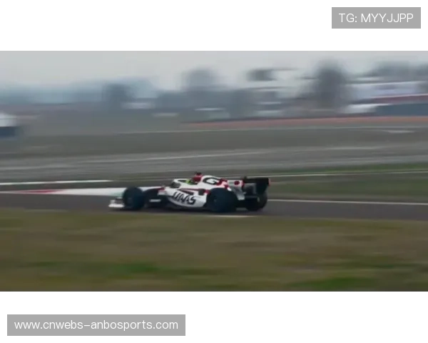 哈斯VF-26赛车线上发布,白红配色致敬合作商